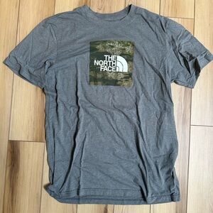 North Face Men's T-Shirt Size: Medium in Grey with Camo Graphic Logo